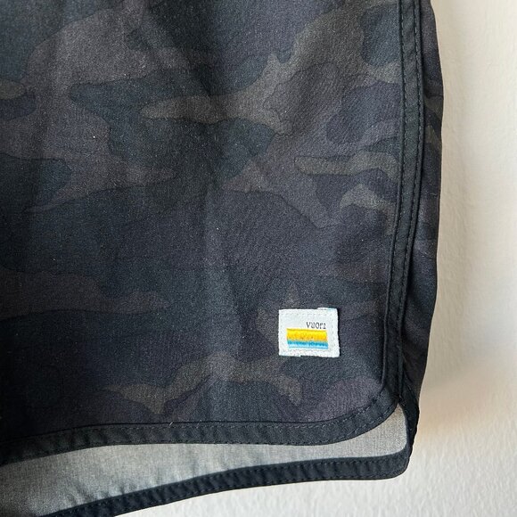 Vuori Banks Short 7" Black Camo Mens Size S Performance Stretch Moisture Wicking - Picture 3 of 6